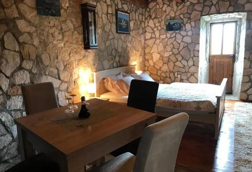 اتاق لوکس با بالکن, Apartments Old House Pajovic