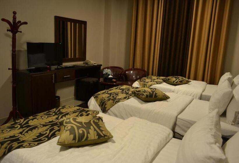 غرفة ديلوكس ثلاثية, Grape Village