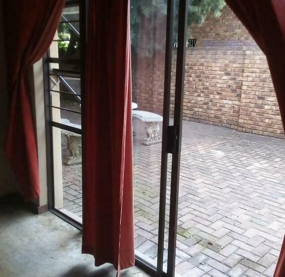 Трехместный Номер Базовый, Woodpecker Guesthouse Middelburg Mpumalanga