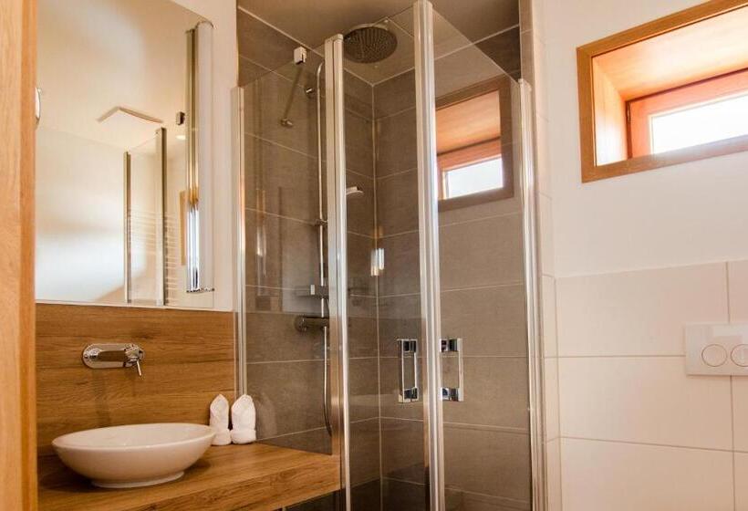 スタンダードトリプルルーム, Tannenhaus