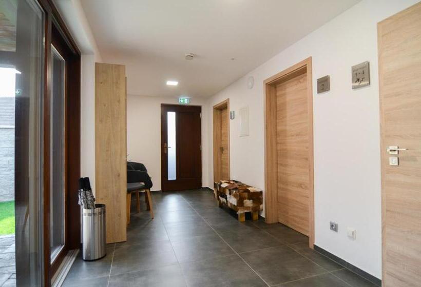 غرفة قياسية رباعية, Apartmány Málek