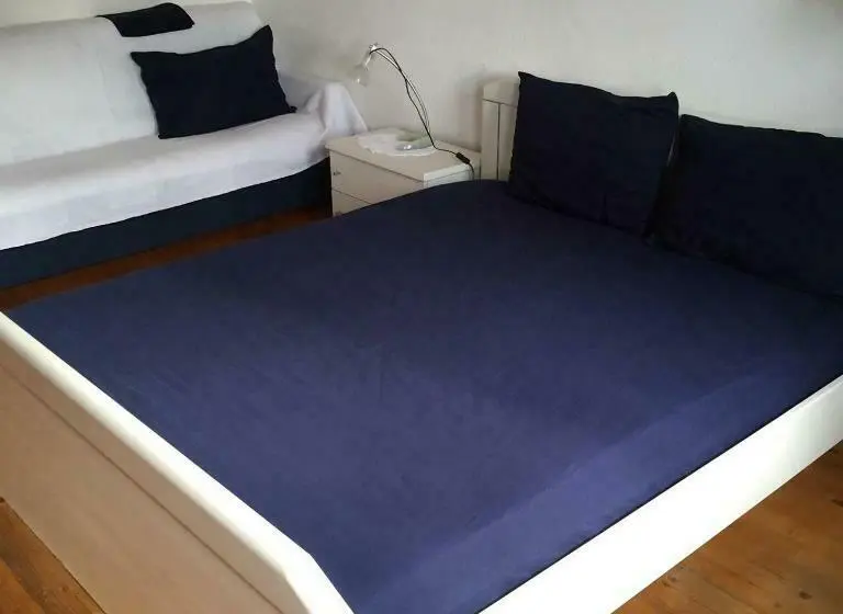 اتاق لوکس سه تخته, Hostel Emi