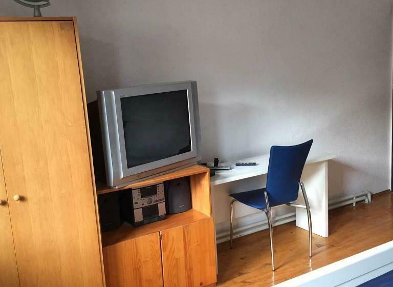 اتاق لوکس سه تخته, Hostel Emi