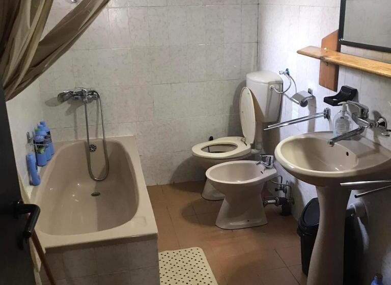 اتاق لوکس سه تخته, Hostel Emi