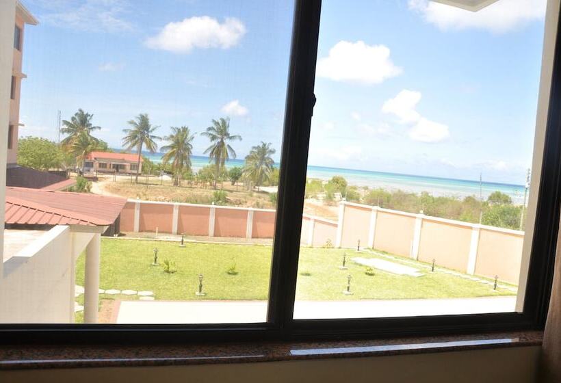 חדר משפחתי, Luwa Evergreen