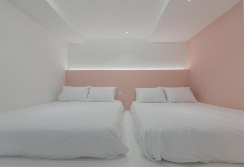 غرفة عائلية, Mj Stay 2