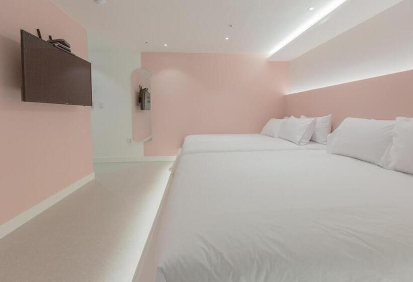 غرفة عائلية, Mj Stay 2