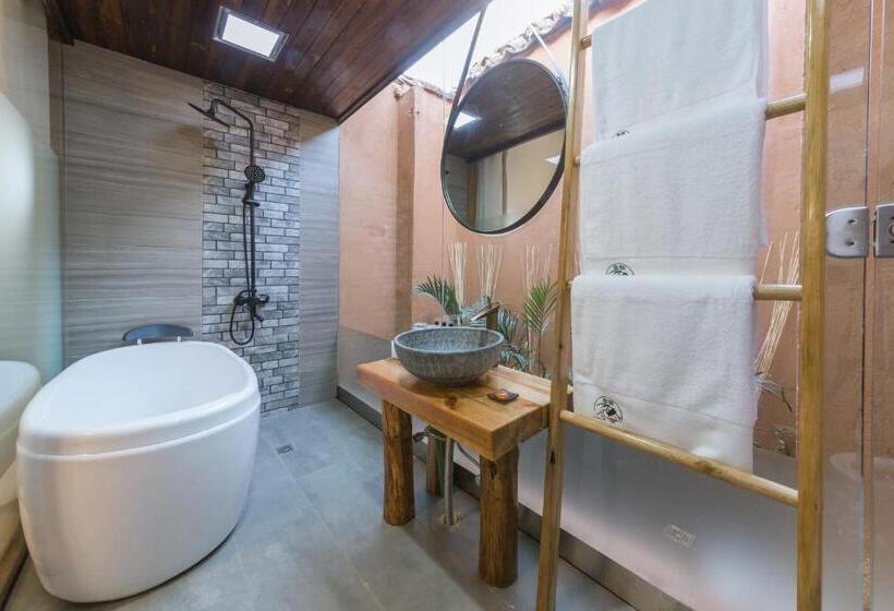 سوئیت جونیور با چشم‌انداز باغ, Chun Jian