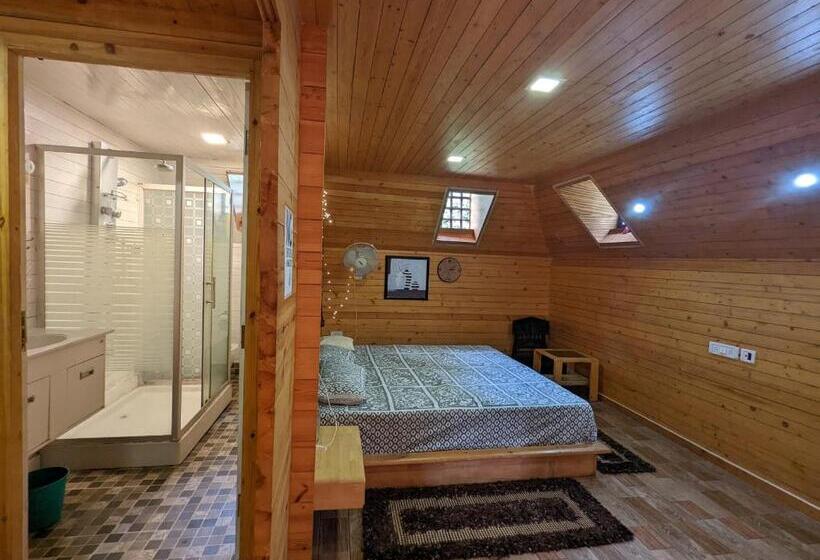 キングサイズベッドのスーペリアルーム, The Door To Nirvana Backpackers Hostel Kotagiri