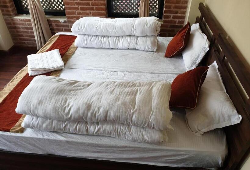 اتاق استاندارد سه نفره, Layaku Durbar