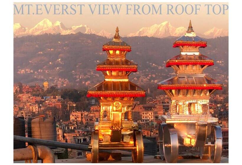 اتاق خانوادگی با چشمانداز کوه, Layaku Durbar