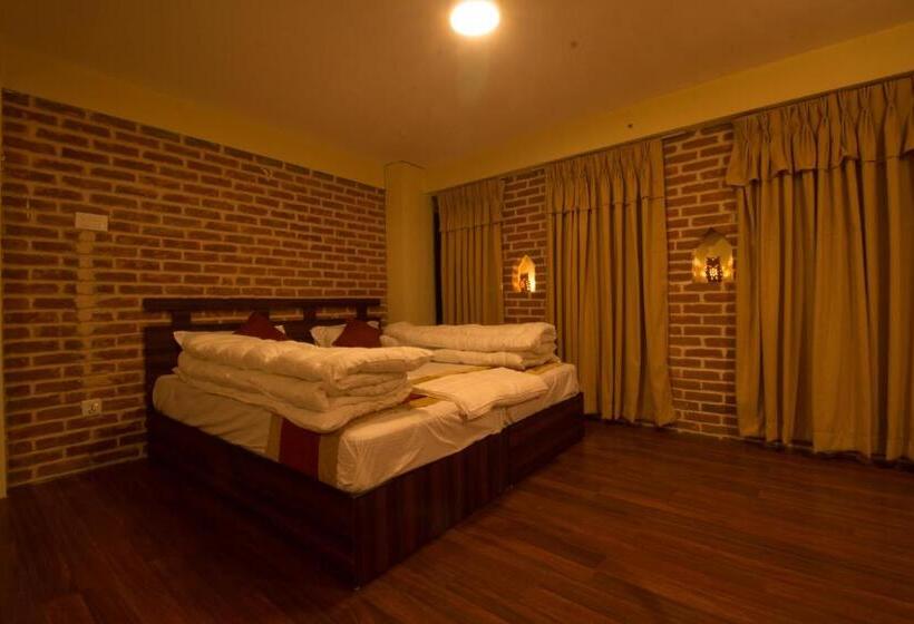 اتاق خانوادگی با چشمانداز کوه, Layaku Durbar