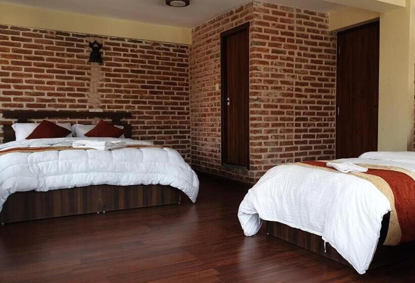 اتاق خانوادگی با چشمانداز کوه, Layaku Durbar