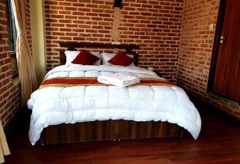 اتاق خانوادگی با چشمانداز کوه, Layaku Durbar