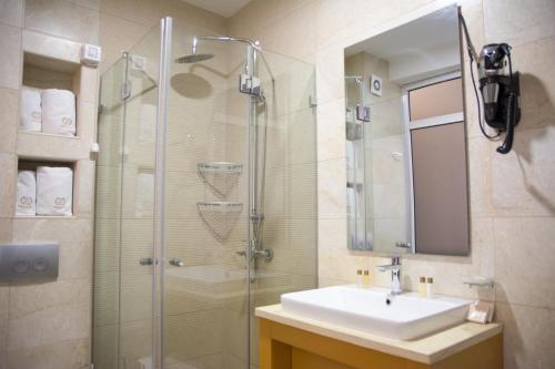 اتاق سوپریور, Emrovic Raj