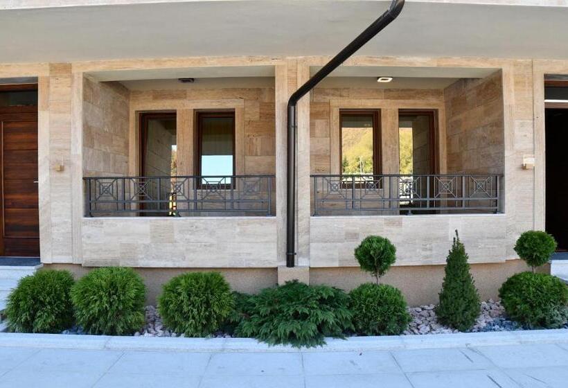 آپارتمان 1 خوابه همکف, Emrovic Raj