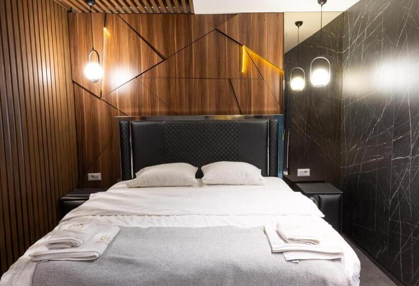 سوییت با استخر, Emrovic Raj