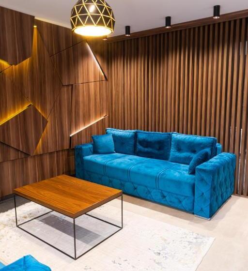 سوییت با استخر, Emrovic Raj