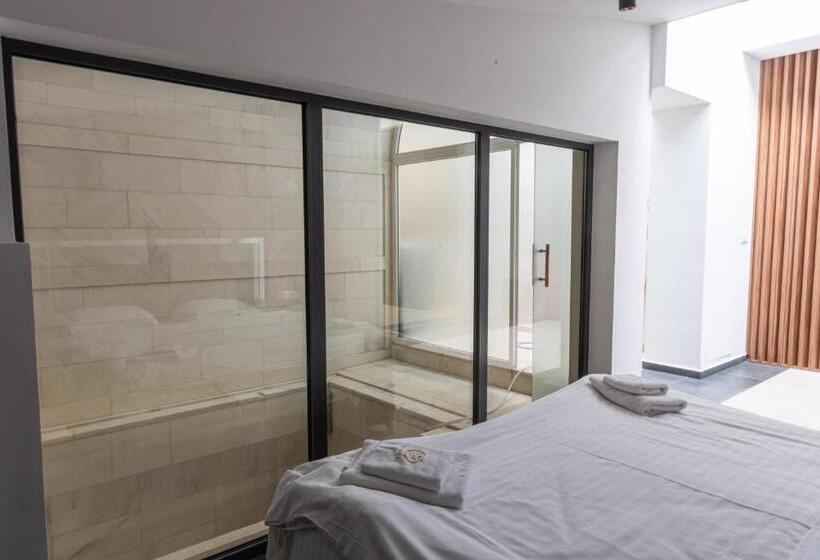 سوییت با استخر, Emrovic Raj