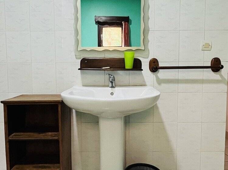 اتاق خانوادگی, Hôtel Appartement Meublé Les Flots Bleu