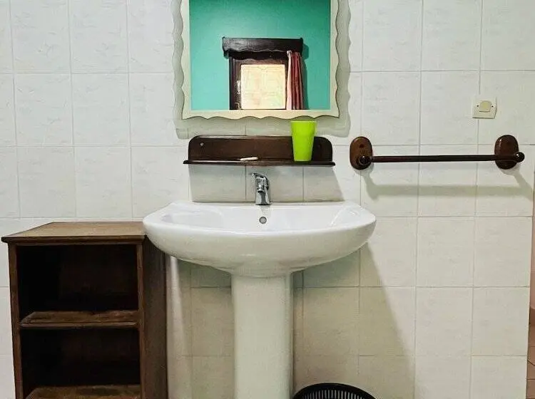 اتاق خانوادگی, Hôtel Appartement Meublé Les Flots Bleu