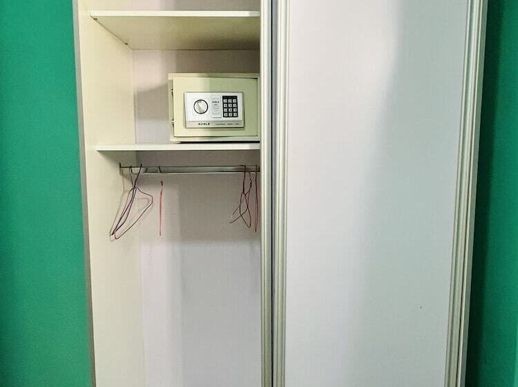 اتاق خانوادگی, Hôtel Appartement Meublé Les Flots Bleu