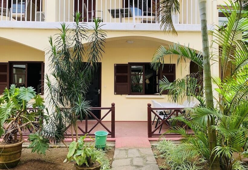 اتاق خانوادگی, Hôtel Appartement Meublé Les Flots Bleu