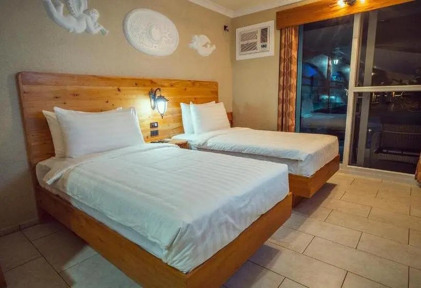 اتاق استاندارد با چشم‌انداز استخر, Roman Empire Panglao Boutique Resort