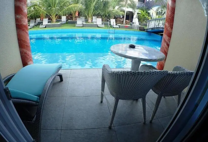 اتاق استاندارد سه تخته با چشم‌انداز استخر, Roman Empire Panglao Boutique Resort