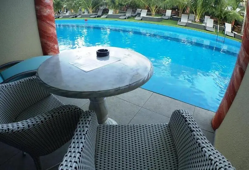 اتاق استاندارد سه تخته با چشم‌انداز استخر, Roman Empire Panglao Boutique Resort
