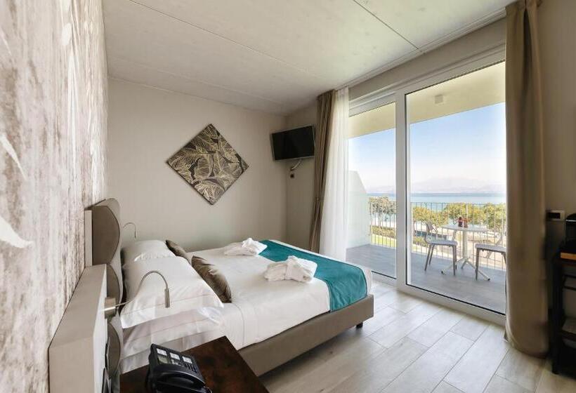 Suite with lake view, Vision