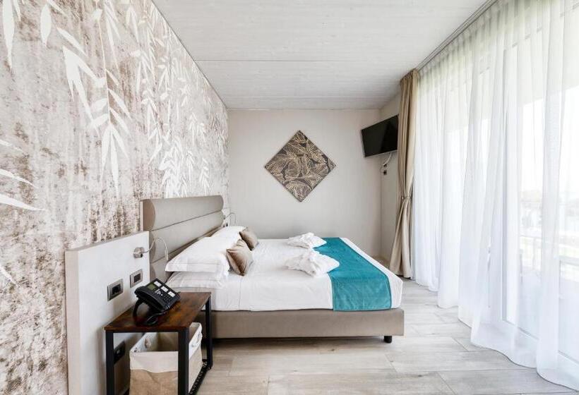 Suite with lake view, Vision