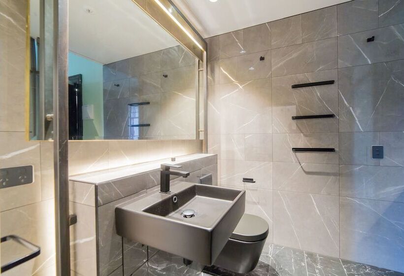 اتاق لوکس, Clarence Boutique