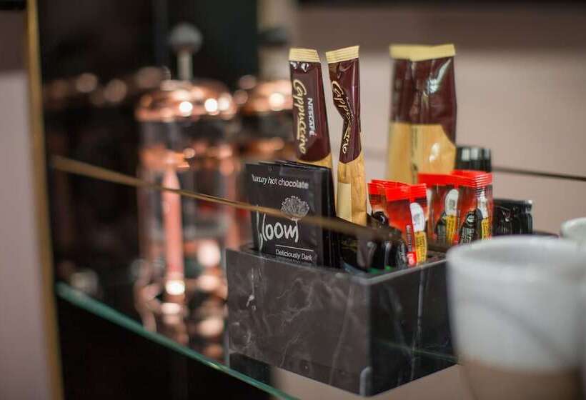 اتاق لوکس, Clarence Boutique