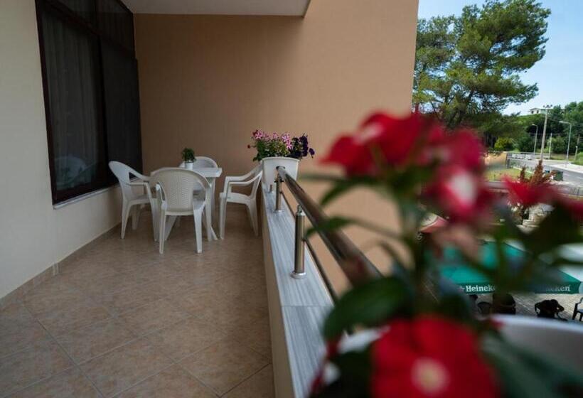 חדר קומפורט לשלושה, Villa Aljor