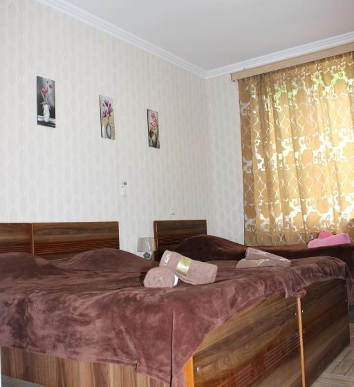 اتاق استاندارد سه تخته با چشم‌انداز باغ, Guest House Maspindzeli