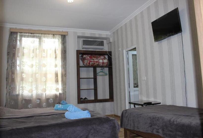 اتاق استاندارد سه تخته با چشم‌انداز باغ, Guest House Maspindzeli