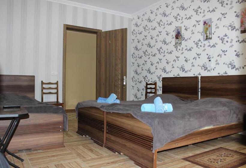 اتاق استاندارد سه تخته با چشم‌انداز باغ, Guest House Maspindzeli