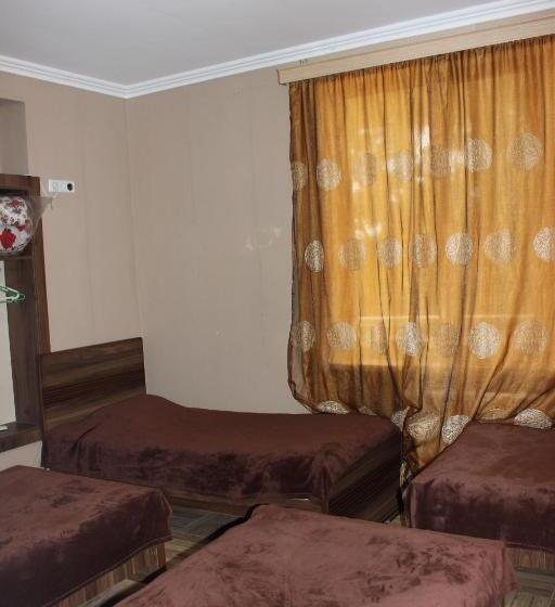 اتاق استاندارد چهارنفره با بالکن, Guest House Maspindzeli