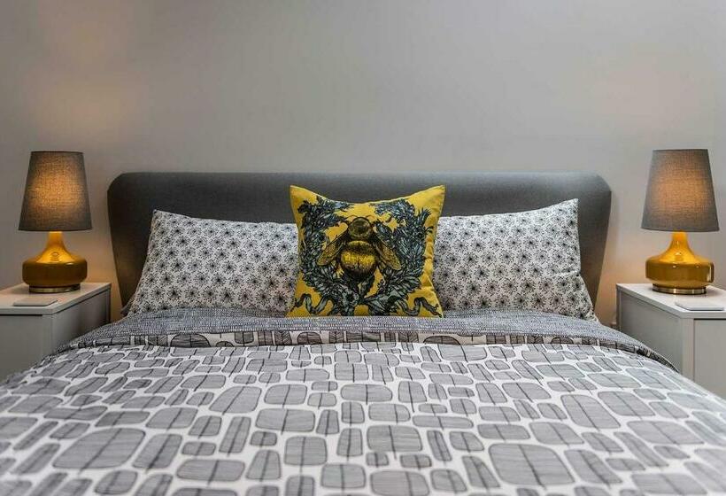 Номер Стандарт, The Hall