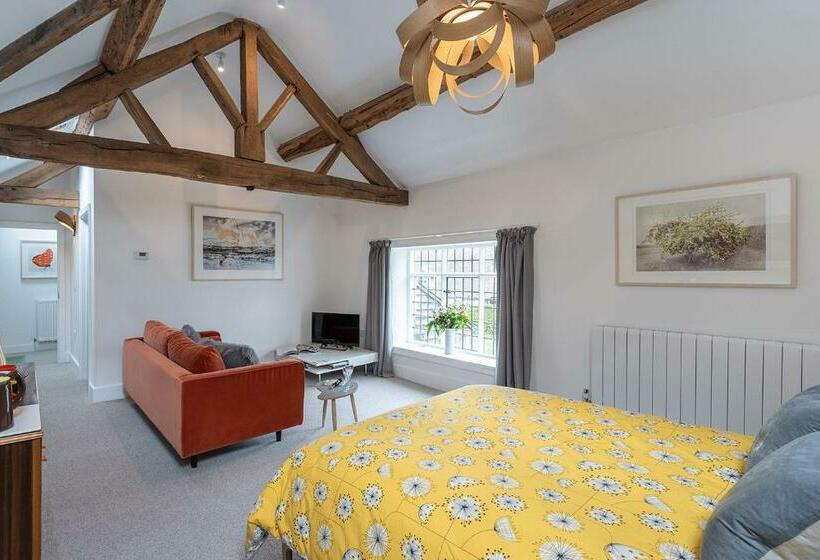 Номер Стандарт, The Hall