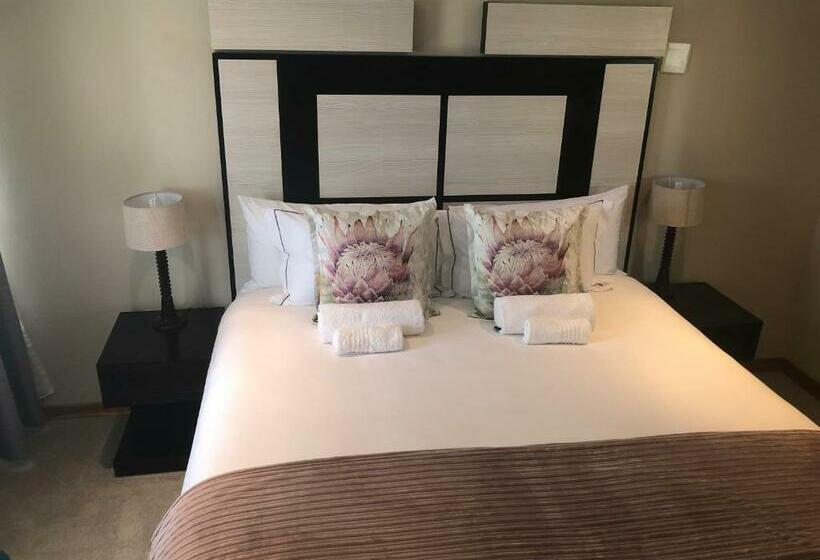 اتاق لوکس, The Clan Guest House