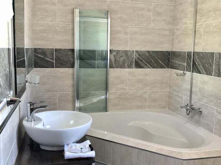 اتاق لوکس, The Clan Guest House