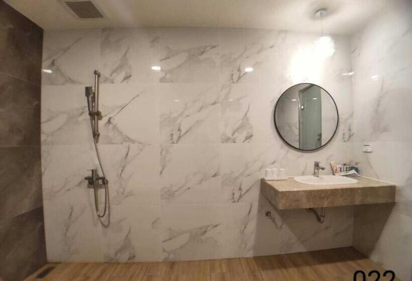 اتاق خانوادگی, Wunsin Motel