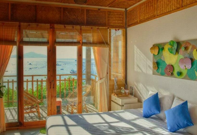 بانگلوی لوکس, Escalade Experience