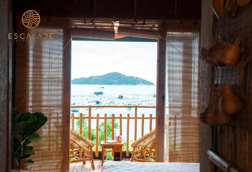 بانگلوی لوکس, Escalade Experience