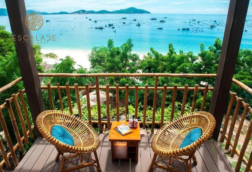 بانگلوی لوکس, Escalade Experience