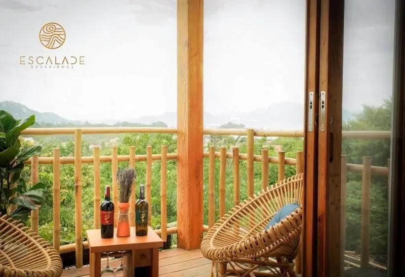 بانگلوی سوپریور, Escalade Experience