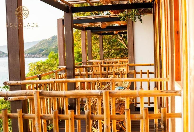 بانگلوی سوپریور, Escalade Experience