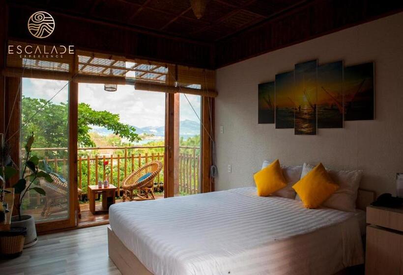 بانگلوی سوپریور, Escalade Experience